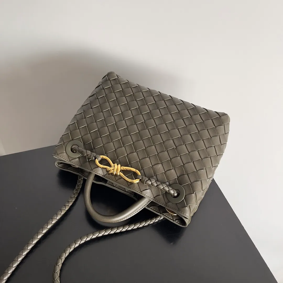 The 2023 new Andiamo batch of 1860 BV has been shipped‼ ️Really popular🔥The new Andiamo woven handbag launched by Bottega Veneta this season is really popular all over the world! ! Celebrities at home and abroad have worn it, and Oscar-winning actress Michelle Yeoh has taken it out on the street. Song Jia, Trai Yara, Yu Feihong, Sanji Ayaka, Rosie Hunting-Whiteley, Yoshioka Riho, etc. have all picked up this bag. It is classic and versatile, showing off its temperament, and the bag capacity is also large, which is very convenient for daily commuting! ! A variety of carrying methods, the shoulder straps can be adjusted by yourself, the original lambskin feels soft and delicate, and the neutral style is made to break gender boundaries and bring a more practical and longer-lasting use experience. Andiamo, which has both elegant and casual styles, perfectly interprets the true appearance of "fashionable old money style". Style number: 743568 Size: 25*22*10.5cm